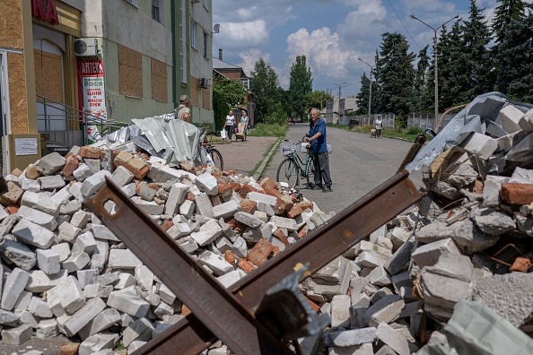 Un résident local à Bakhmut, dans l'est de l'Ukraine, le 4 août 2022, des cyclistes âgés, font des allers-retours sur des vélos, refusent d'être dérouté par le chaos qui les entoure. Photo de Bulent KILIC / AFP via Getty Images.
