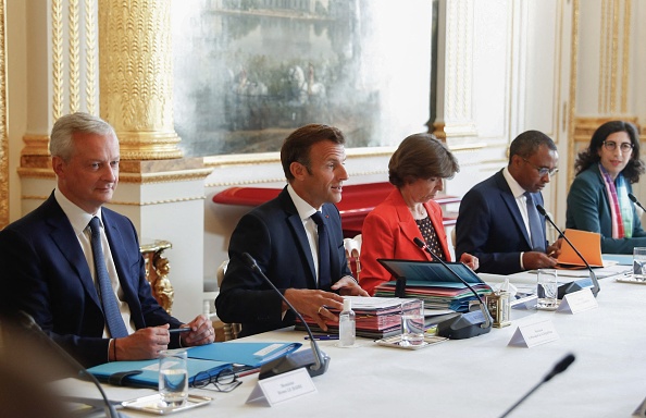Emmanuel Macron et ses ministres participent à la réunion hebdomadaire du cabinet au palais présidentiel de l'Elysée à Paris le 24 août 2022.   (MOHAMMED BADRA/POOL/AFP via Getty Images)