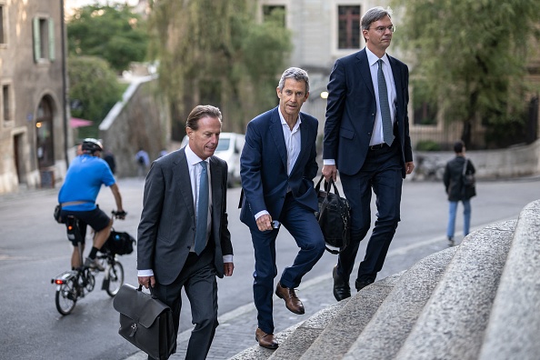 Le magnat du diamant franco-israélien Beny Steinmetz avec ses avocats Christian Luscher et Daniel Kinzer, arrive pour une audience d'appel liée aux droits miniers en Guinée, au palais de justice de Genève le 29 août 2022. Photo de Fabrice COFFRINI / AFP via Getty Images.