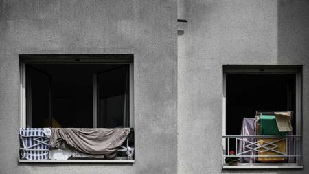 Paris: une propriétaire condamnée à restituer des années de loyer à son locataire pour logement indigne