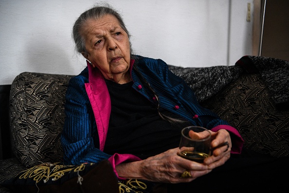 L'ancienne résistante de la Seconde Guerre mondiale et journaliste de 96 ans, Madeleine Riffaud, lors d'une interview à son domicile à Paris, le 16 août 2021. (CHRISTOPHE ARCHAMBAULT/AFP via Getty Images)