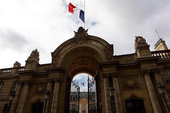 Le drapeau français en berne au sommet du palais présidentiel de l'Élysée, à Paris, le 9 septembre 2022, au lendemain de la mort de la reine Élisabeth II. (CHRISTIAN HARTMANN/POOL/AFP via Getty Images)
