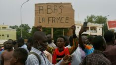 « À bas la France », « Vive Poutine »: des centaines de nigériens manifestent à Niamey contre la présence militaire française