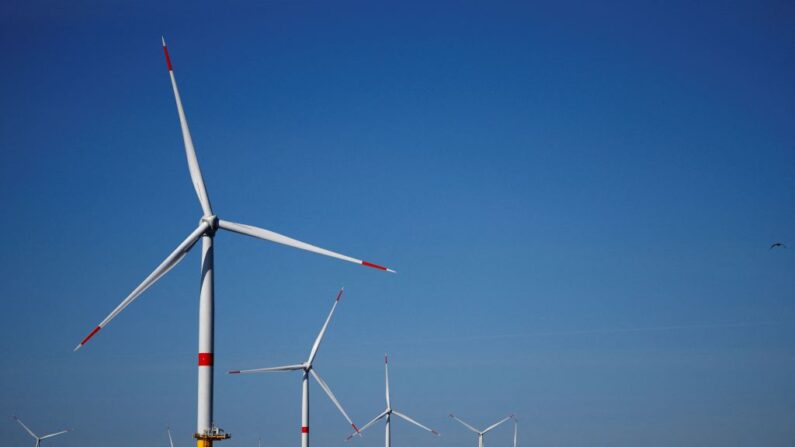 Photo d'illustration - Vue générale du parc éolien offshore de Saint-Nazaire, au large de la péninsule guérandaise, le 22 septembre 2022. (Photo: STEPHANE MAHE/POOL/AFP via Getty Images)