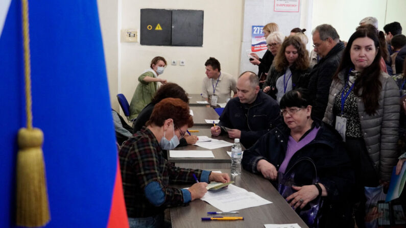 Des réfugiés des régions d'Ukraine tenues par la Russie participent à un référendum dans un bureau de vote à Rostov-sur-le-Don, le 24 septembre 2022. (Photo STRINGER/AFP via Getty Images)