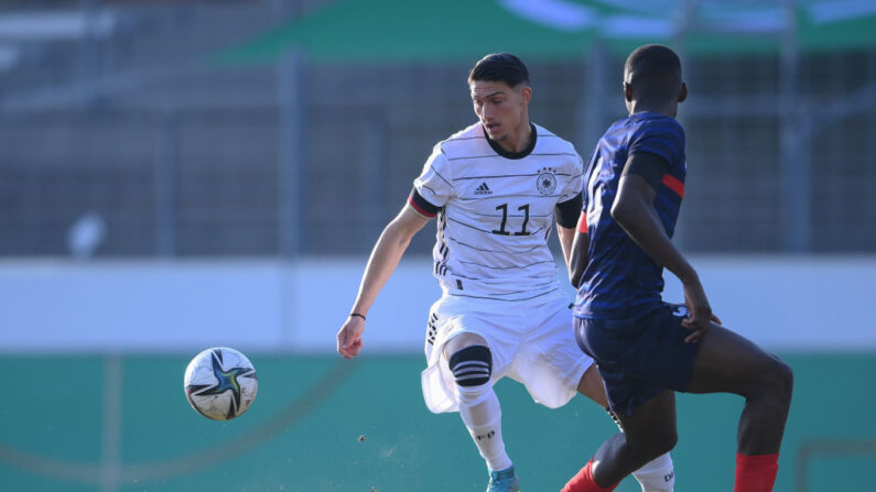 Yusuf Kabadayi d'Allemagne défie Wakis Kore de France pendant le match amical international entre l'Allemagne U18 et la France U18 au GAZI-Stadion le 24 mars 2022 à Stuttgart, Allemagne. (Christian Kaspar-Bartke/Getty Images for DFB)