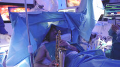 Un musicien joue du saxophone pendant les 9 heures que dure son opération pour un cancer du cerveau à l’hôpital de Rome