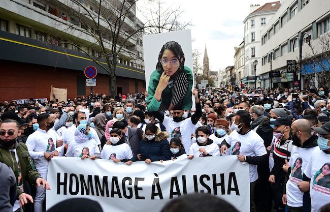 Marche blanche à la mémoire d'Alisha âgée de 14 ans, dont le corps battu a été retrouvé dans la Seine à Argenteuil le 14 mars 2021. (Photo :  MARTIN BUREAU/AFP via Getty Images)