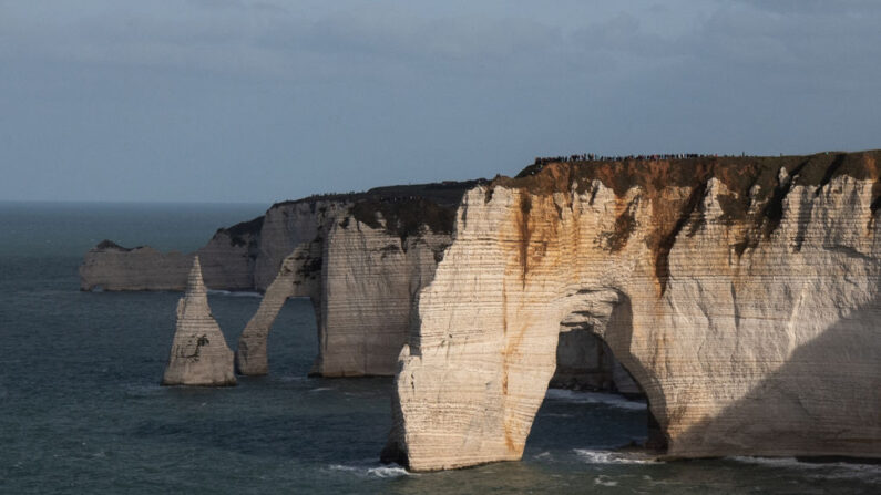 Cette photo prise le 7 novembre 2021 montre les falaises d'Étretat, en Normandie. (Photo by LOIC VENANCE/AFP via Getty Images)