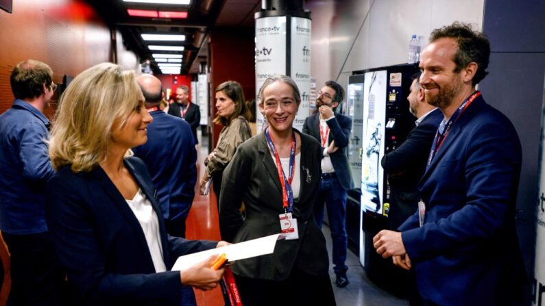 La journaliste et animatrice  Anne-Sophie Lapix (à gauche) s'entretient avec la PDG de France Télévisions Delphine Ernotte (au centre) et le rédacteur en chef politique de France Télévisions Cyril Graziani (à droite), à Paris, le 21 avril 2022. (Photo by LUDOVIC MARIN/AFP via Getty Images)