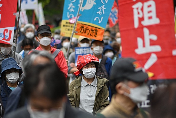 Un groupe de manifestants anti-américains de la base militaire, participe à une marche pour marquer le 50e anniversaire du retour américain d'Okinawa au Japon, à Tokyo le 15 mai 2022. Photo de Philip FONG / AFP via Getty Images.