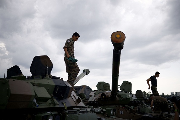 Des soldats français inspectent des véhicules militaires.   (YOAN VALAT/POOL/AFP via Getty Images)