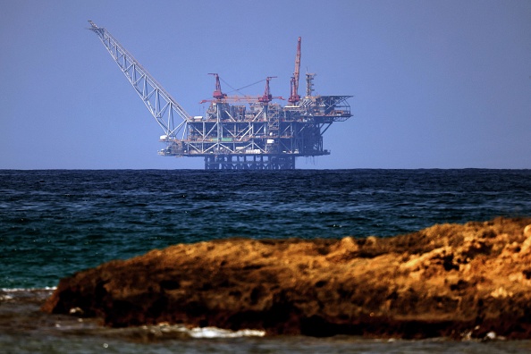 -Illustration- Une vue de la plate-forme du champ de gaz naturel en mer Méditerranée depuis la plage côtière nord israélienne de Nasholim, le 29 août 2022. Photo de JACK GUEZ/AFP via Getty Images.
