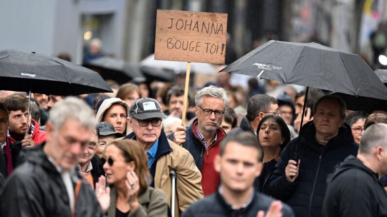 Un manifestant tient une pancarte sur laquelle on peut lire "Johanna (pour Johanna Rolland, maire de Nantes), bouge-toi !" alors qu'il participe à une manifestation à l'appel de l'association S2N qui dénonce l'insécurité dans le centre-ville de Nantes, le 1er octobre 2022. (Photo by DAMIEN MEYER/AFP via Getty Images)