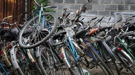 Ukraine: près du front Sud, une garderie à vélos pour attendre le retour de la paix