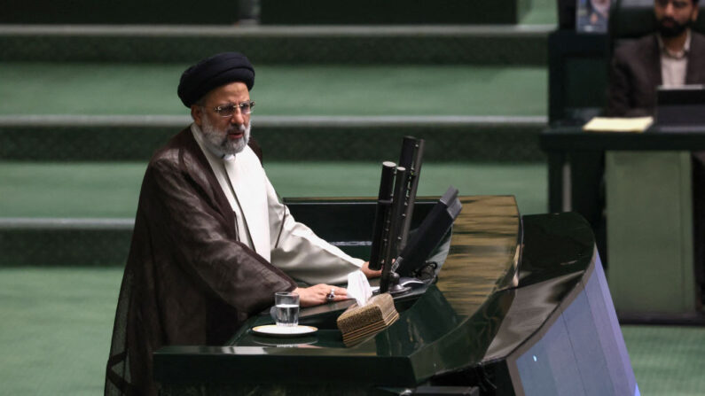 Le président iranien Ebrahim Raïsi s'exprime lors d'une session du parlement à Téhéran, le 4 octobre 2022. (Photo by ATTA KENARE/AFP via Getty Images)