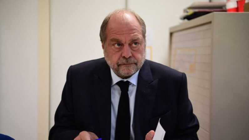 Le ministre de la Justice, Éric Dupond-Moretti, pendant sa visite au Centre d'information sur les droits des femmes et des familles, à Paris, le 4 octobre 2022. (Photo by BERTRAND GUAY/AFP via Getty Images)