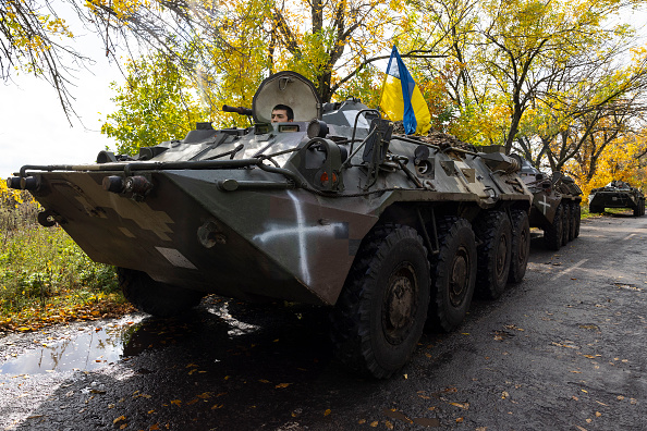 Des véhicules blindés de transport de troupes se dirigent vers les lignes de front le 4 octobre 2022 à l'extérieur de Kramatorsk, en Ukraine. Les forces armées ukrainiennes ont avancé avec des gains impressionnants dans l'est et le sud du pays. Photo de Paula Bronstein/Getty Images.