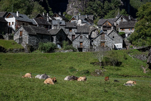 Le petit village de Fontanellata près de Cevio, dans le sud de la Suisse, les habitants de la vallée de Bavona, l'une des régions les plus reculées du pays alpin n’ont jamais été connectée au réseau électrique le 20 septembre 2022. Photo de Fabrice COFFRINI / AFP via Getty Images.