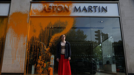 Londres: un militant écologiste asperge de peinture orange la vitrine de la concession Aston Martin
