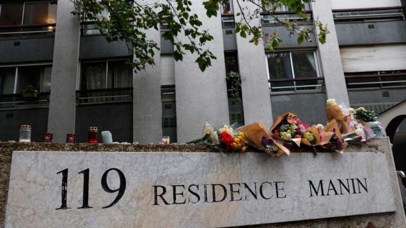 Cette photo prise à Paris le 17 octobre 2022 montre des bouquets de fleurs exposés à l'entrée de l'immeuble où vivait Lola, une adolescente de 12 ans retrouvée morte dans une malle dans le 19e arrondissement le 14 octobre 2022. (Photo by GEOFFROY VAN DER HASSELT/AFP via Getty Images)