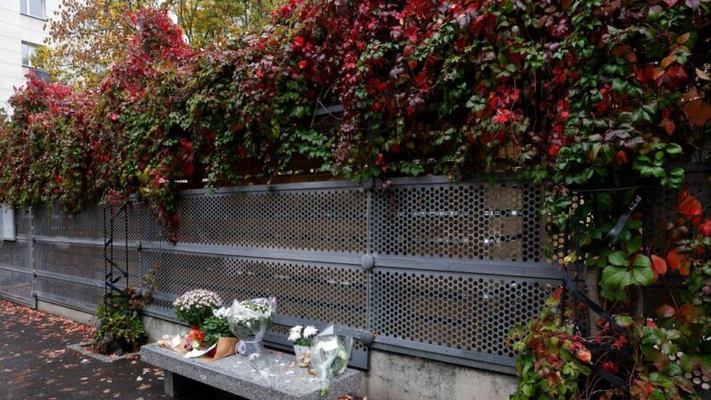 Une photo montre des fleurs exposées devant le collège Georges Brassens à Paris, le 17 octobre 2022, où étudiait une adolescente de 12 ans, prénommée Lola, trois jours après la découverte de son corps dans une malle. (Photo by GEOFFROY VAN DER HASSELT/AFP via Getty Images)