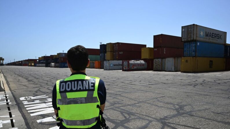 Photo d'illustration - Un douanier attend pour contrôler un conteneur de camion avec une caméra dans le port de Fos-sur-Mer, dans le sud-est de la France, le 4 juillet 2022. (Photo: CHRISTOPHE SIMON/AFP via Getty Images)