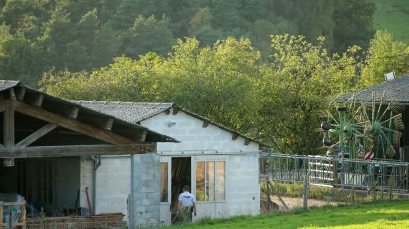 Des policiers enquêtent dans une ferme à Beynat, dans le sud-ouest de la France, le 26 octobre 2022, alors qu'ils tentent de retrouver Justine Vayrac, disparue tôt le matin du 23 octobre 2022. (Photo : DIARMID COURREGES/AFP via Getty Images)