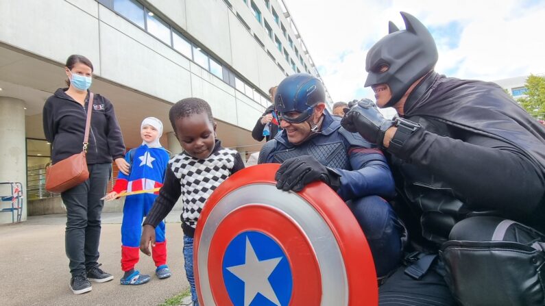 Les Super-Héros au Grand Coeur en compagnie des enfants, devant l'hôpital Femme-Mère-Enfant de Bron dans le Rhône (crédit photo : Super Héros Grand Coeur)