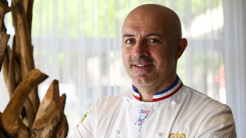 Olivier Nasti, deux étoiles Michelin, dans son restaurant "Le Chambard" à Kaysersberg, dans l'est de la France, le 23 avril 2020. (Photo: FREDERICK FLORIN/AFP via Getty Images)