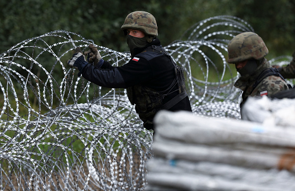  Le ministre polonais de la Défense a annoncé la construction d'une clôture le long de la frontière avec l'enclave russe de Kaliningrad, suite à une augmentation significative des passages de réfugiés. (Photo : JAAP ARRIENS/AFP via Getty Images)
