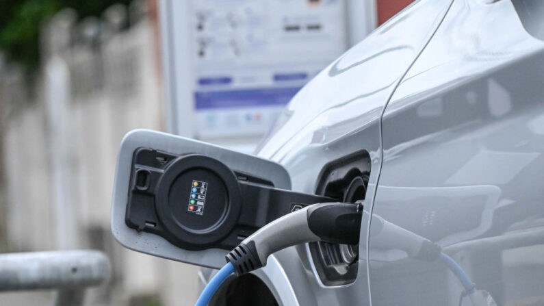 Une voiture électrique en train de se recharger sur une borne. (Photo: DENIS CHARLET/AFP via Getty Images)