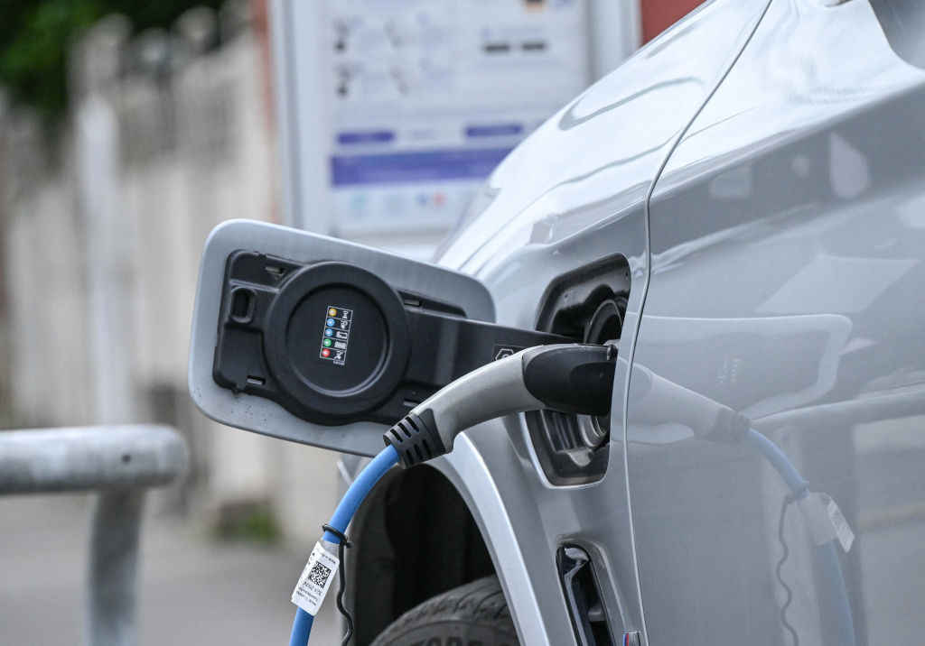 Nouvelle baisse du bonus écologique pour les voitures électriques, qui passe de 7000 à 4000€