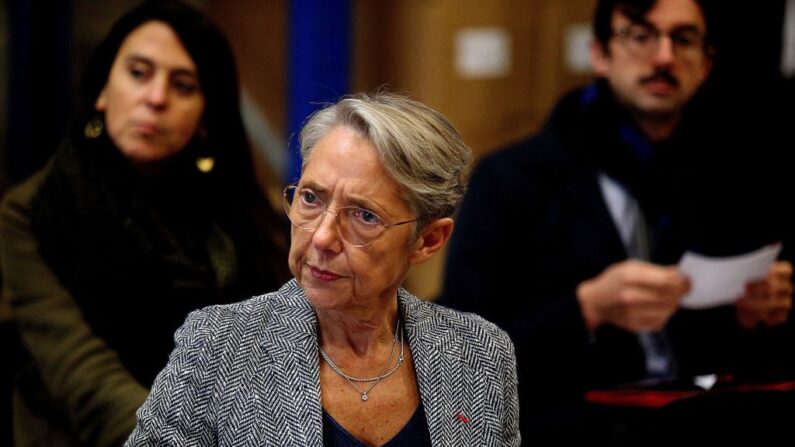 Élisabeth Borne lors d'une visite officielle de la Banque alimentaire de la Marne à Reims, le 3 novembre 2022. (Photo: FRANCOIS NASCIMBENI/AFP via Getty Images)