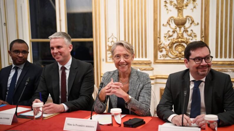 La Première ministre française Élisabeth Borne (C) est assise avec le ministre de l'Éducation et de la Jeunesse Pap Ndiaye (G), le ministre de la Solidarité, de l'Autonomie et des Handicapés Jean-Christophe Combe (2G) et le ministre des Affaires sociales Étienne Champion (D), à Paris, le 3 novembre 2022. (Photo: BERTRAND GUAY/AFP via Getty Images)