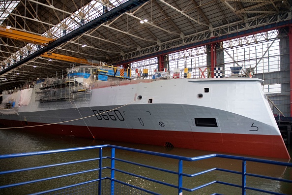 À Lorient, le 7 novembre 2022, la frégate "Amiral Ronarc'h" a été mise à flot. (Photo : FRED TANNEAU/AFP via Getty Images)