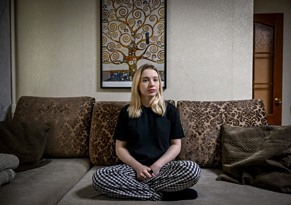 L'étudiante russe en informatique Vasilina Kotova, 22 ans, dans son appartement à Moscou le 2 novembre 2022. De nombreux Russes ont pris des antidépresseurs, comme Kotova, pour la première fois. Photo de YURI KADOBNOV/AFP via Getty Images.