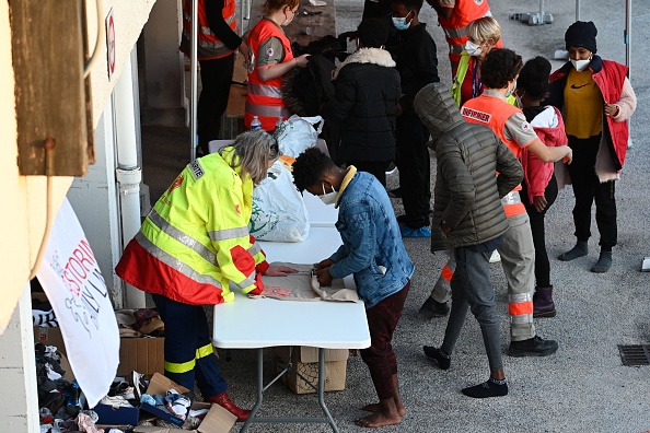 Des migrants du navire Ocean Viking arrivent à la colonie de vacances "Giens Cap Levant" à Hyères dans le Var, le 11 novembre 2022. (Photo : CHRISTOPHE SIMON/AFP via Getty Images)