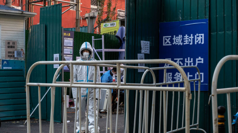 Un "agent de contrôle des épidémies", le 13 novembre 2022 à Pékin, en Chine. (Photo: Kevin Frayer/Getty Images)