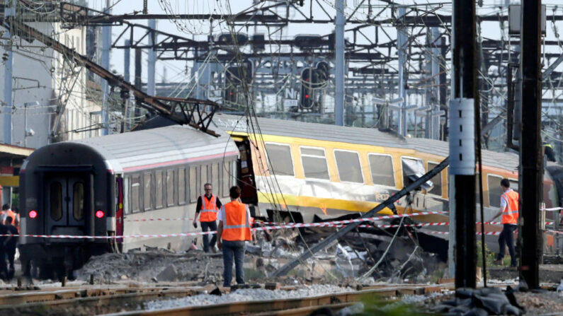 Des sauveteurs travaillent sur le site de l'accident de train qui a eu lieu le 12 juillet 2013 dans la gare de Brétigny-sur-Orge, près de Paris. (Photo: KENZO TRIBOUILLARD/AFP via Getty Images)