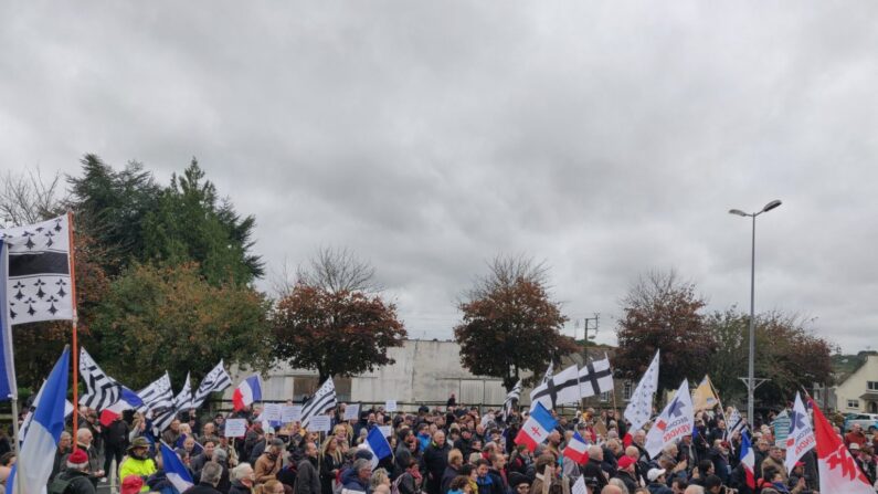 Un rassemblement d’opposants au projet horizon et à l’accueil de migrants a eu lieu devant la mairie de Callac samedi 5 novembre 2022. (crédit photo : Breizh-info.com)
