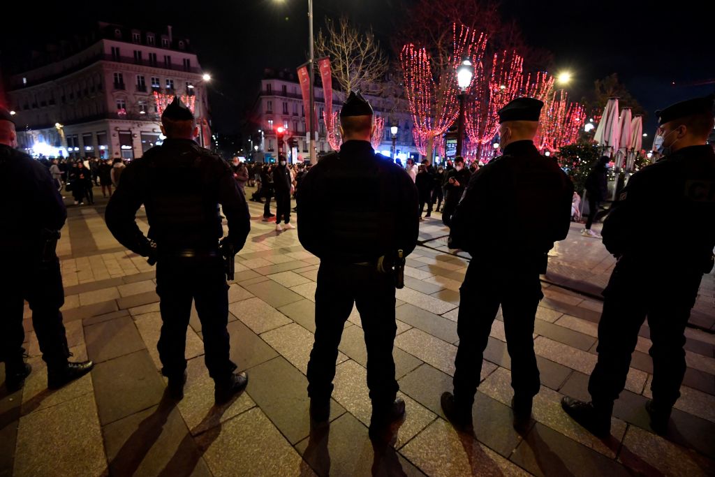 Nouvel An : 12.000 policiers déployés à Paris, les Champs-Élysées sécurisés