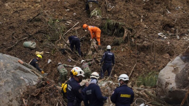 Photo d'illustration - Des sauveteurs recherchent des victimes après un glissement de terrain provoqué par de fortes pluies à Pereira, en Colombie, le 9 février 2022. (Photo: ALEXIS MUNERA/AFP via Getty Images)