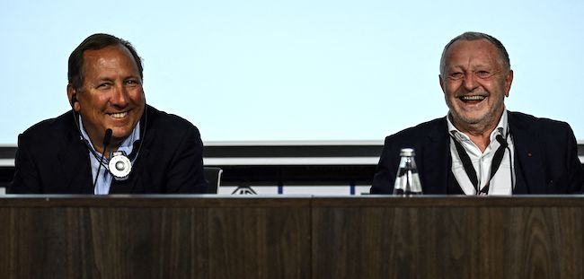 Le président de l'Olympique Lyonnais  (OL)Jean-Michel Aulas et le multimillionnaire américain John Textor,  lors d'une conférence de presse  en juin 2022. (Photo :  OLIVIER CHASSIGNOLE/AFP via Getty Images)