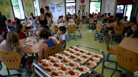 Puy-de-Dôme: les séniors et les enfants mangent ensemble à la cantine de Picherande