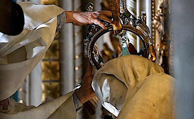 L'archevêque italien Celestino Migliore place la nouvelle couronne de la statue de la Vierge Marie lors d'une messe célébrant son inauguration à la basilique de Fourvière à Lyon, le 1er décembre 2022. (Photo :  OLIVIER CHASSIGNOLE/AFP via Getty Images)