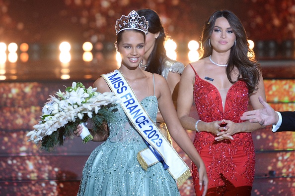 Indira Ampiot élue Miss France 2023 accompagnée de Diane Leyre Miss France 2022. (Photo : GUILLAUME SOUVANT/AFP via Getty Images)