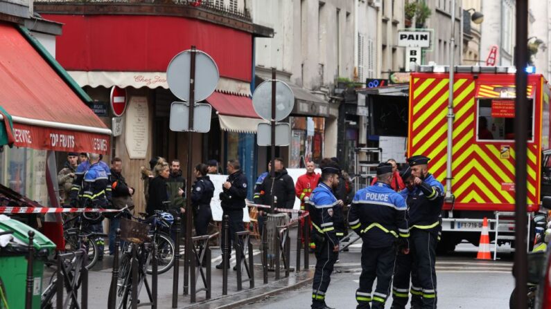 Trois personnes ont été tuées et trois blessées lors d'une fusillade dans le centre de Paris le 23 décembre 2022, ont déclaré la police et le parquet. (Photo :  THOMAS SAMSON/AFP via Getty Images)