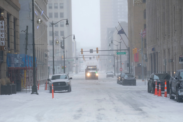 Des véhicules de déneigement tentent de dégager les routes du centre-ville de Détroit, le 23 décembre 2022 à Détroit, aux États-Unis. (Photo : Matthew Hatcher/Getty Images)