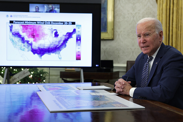 Le président américain Joe Biden s'adresse aux membres de la presse avant de recevoir un briefing sur la météo hivernale dans le bureau ovale de la Maison Blanche, le 22 décembre 2022 à Washington, DC. (Photo : Alex Wong/Getty Images)